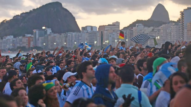 Copacabana-beach-fans-world-cup